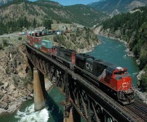 Puzzle Τρένο των εμπορευμάτων που διέρχονται από μια γέφυρα